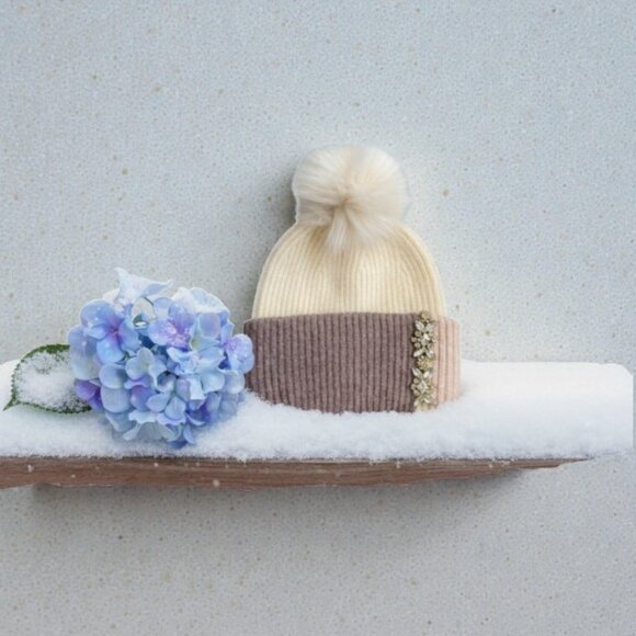 NWT GORGEOUS embellished winter Christmas holiday hat by Adrienne Landau pom - Picture 4 of 8